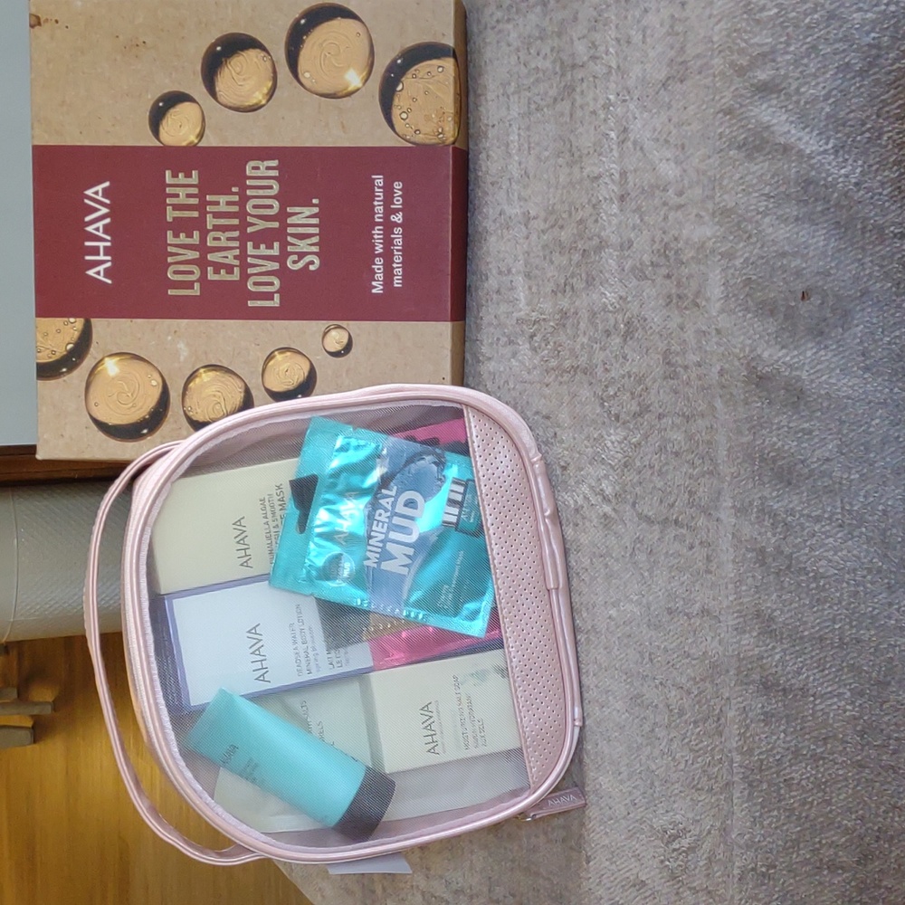 AHAVA Beauty skin case NWT